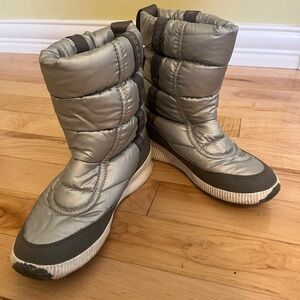 20% OFF 2+ BUNDLES! Sorel Snow Boots. Silver. Size 8